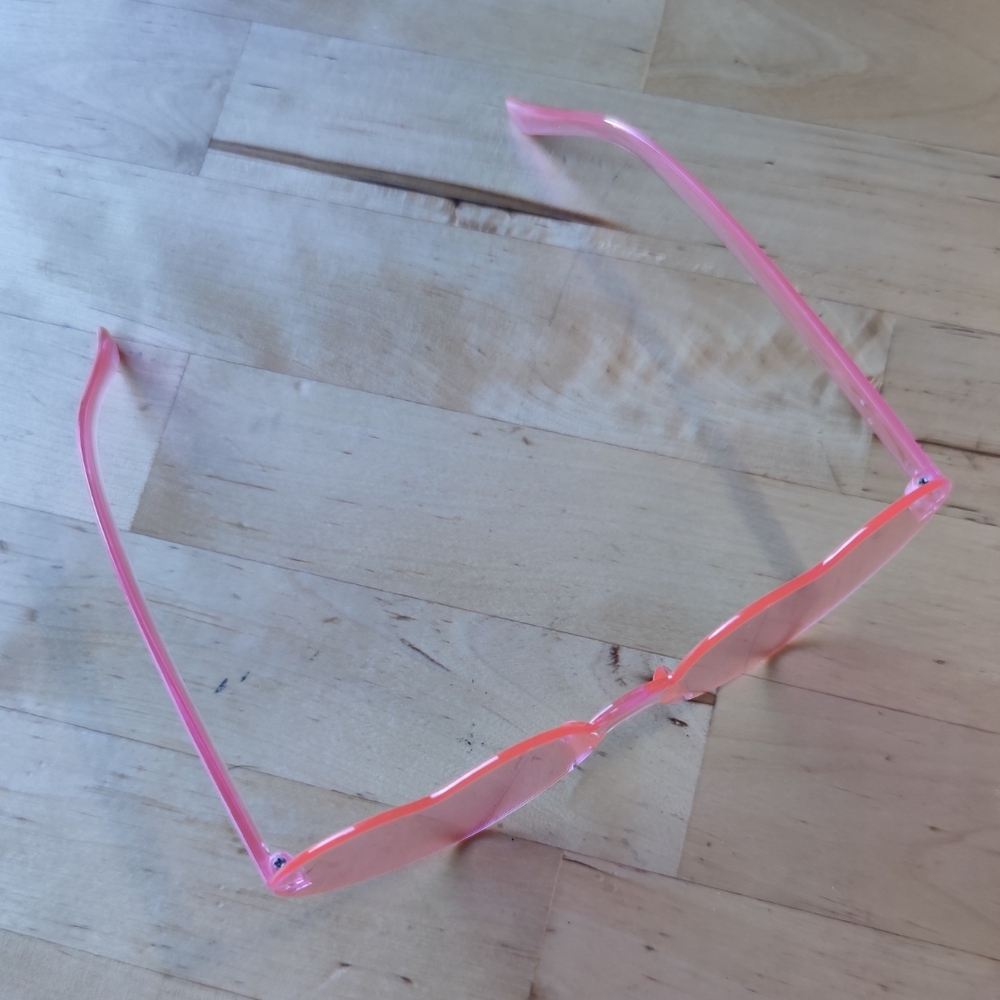 ✨ Heart-Shaped Pink Kids Sunglasses - Picture 2 of 3